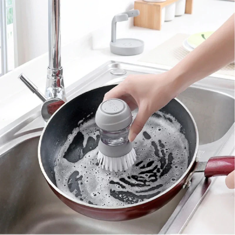Brosse vaisselle avec distributeur de savon