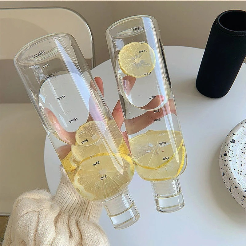 Bouteille d'eau en plastique transparent avec couvercle