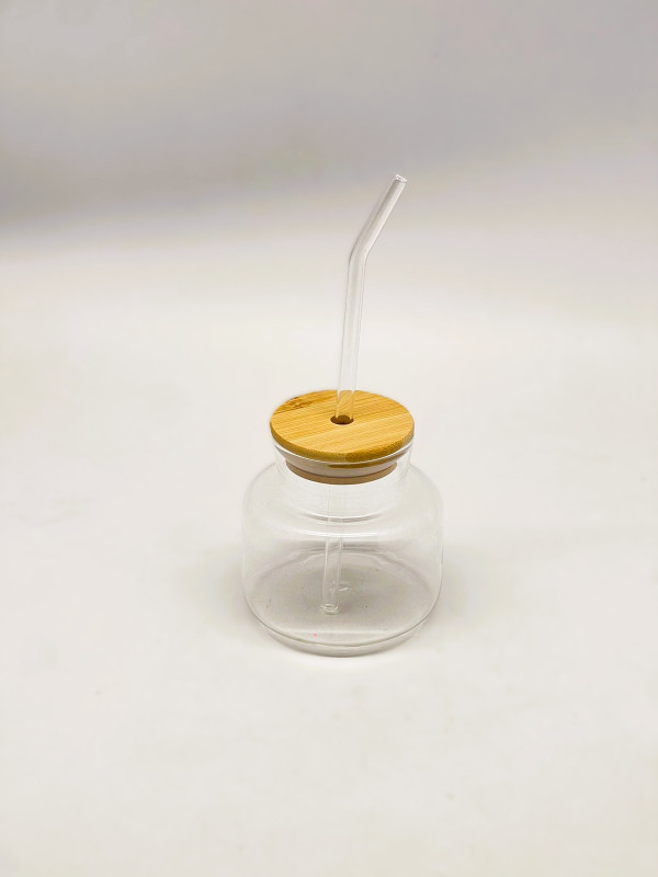 Mini tasse en verre avec couvercle en bambou et paille