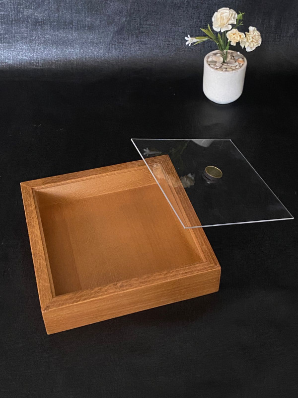 Boîte carré en bois avec couvercle en plexi